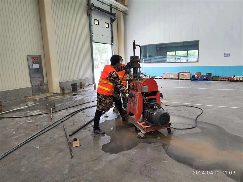 温泉厂房地面下沉塌陷注浆加固施工